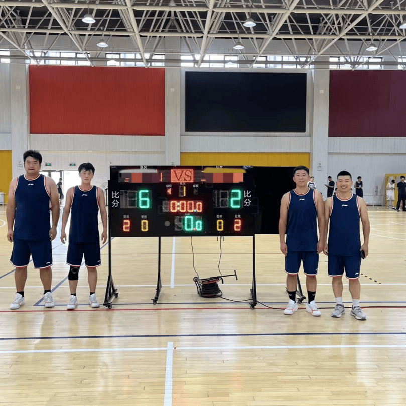 强队在球场上展现实力和团队精神