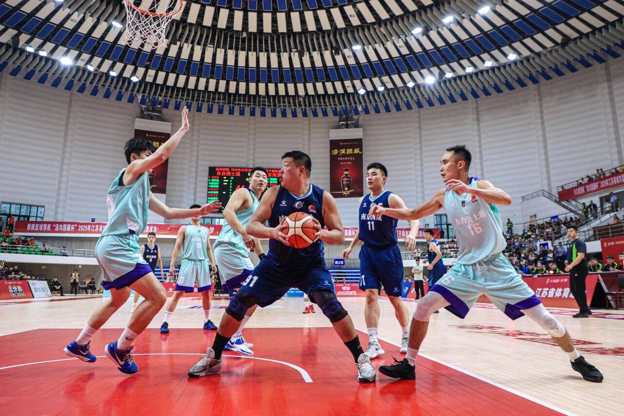 顶尖球队争夺篮球联赛冠军，激烈角逐引人注目的简单介绍