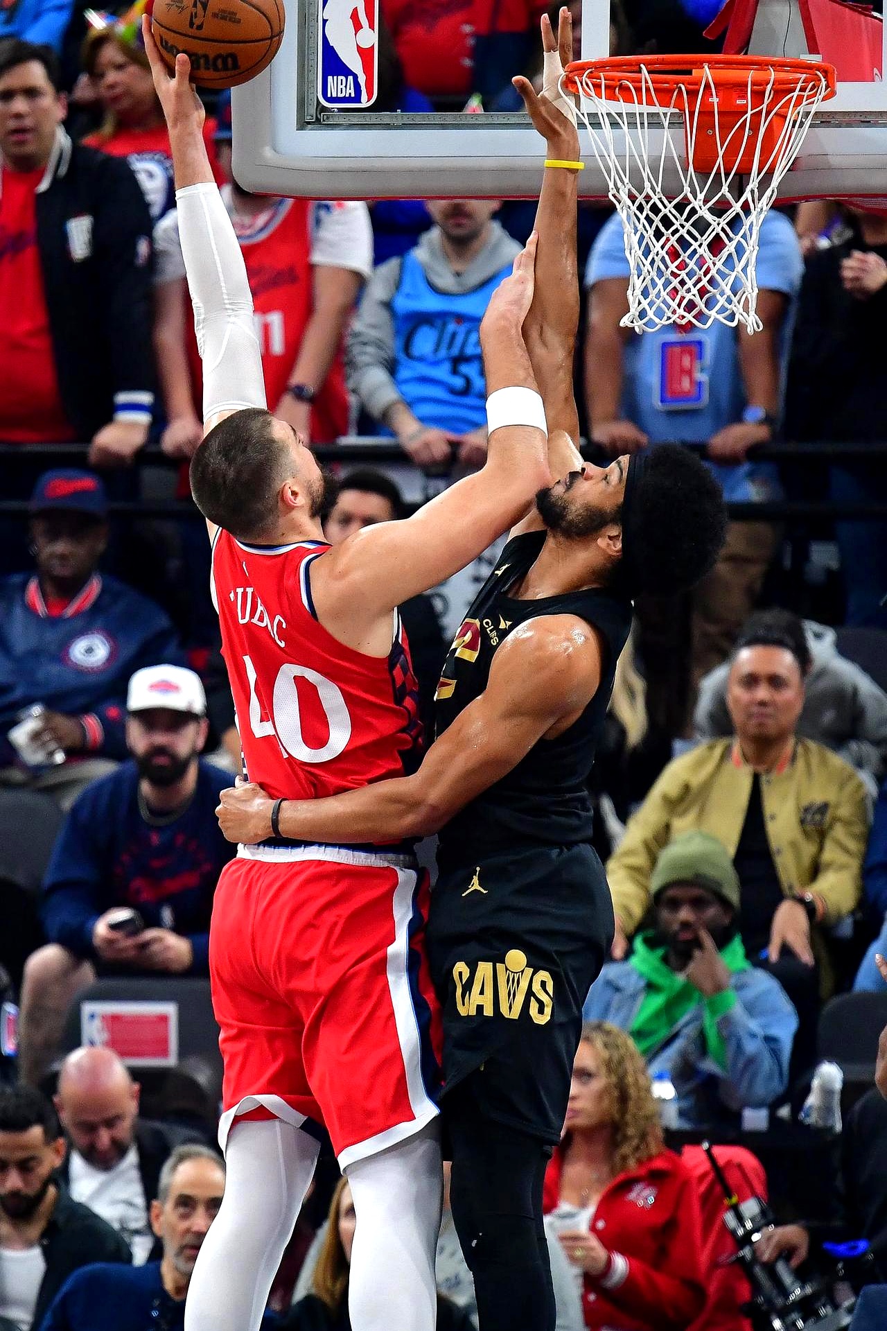 快船锋线守护稳固,对手进攻难以突破 快船锋线守护稳固,对手进攻难以突破