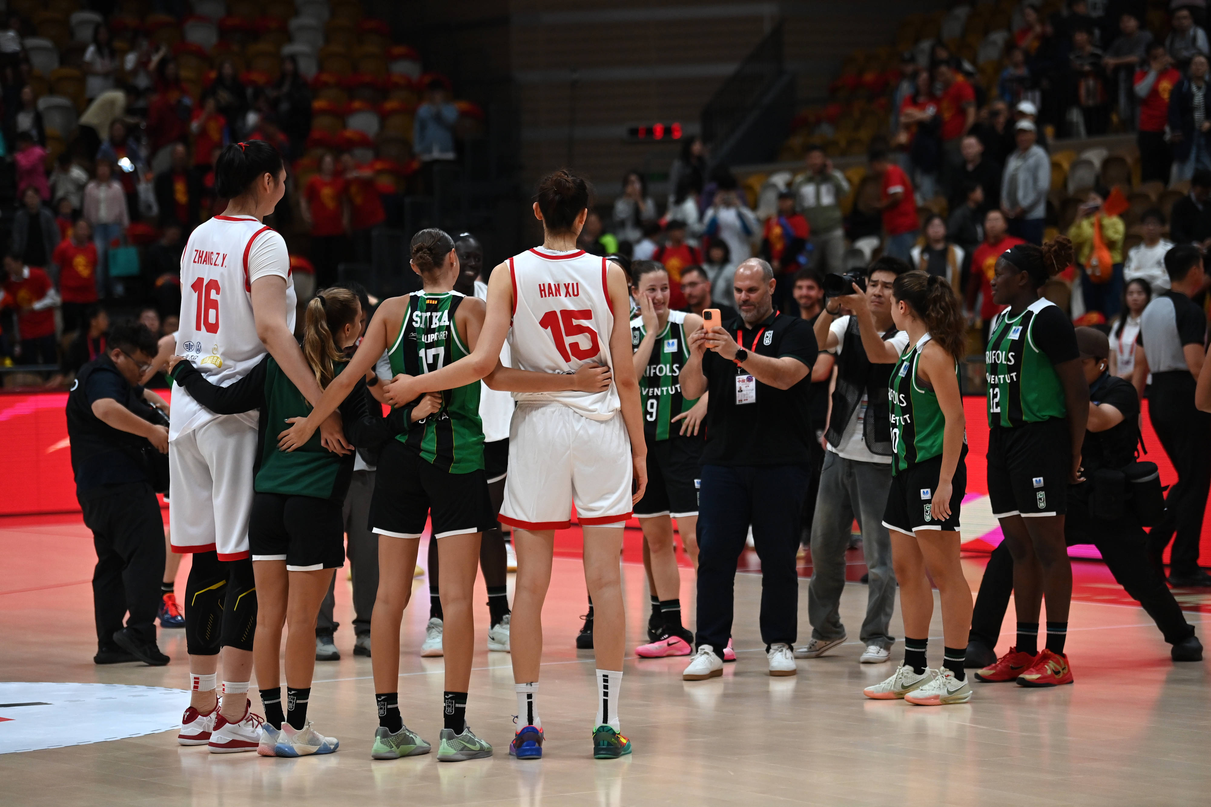 震撼上演篮球盛宴热潮方兴未艾的简单介绍 震撼上演篮球盛宴热潮方兴未艾的简单介绍