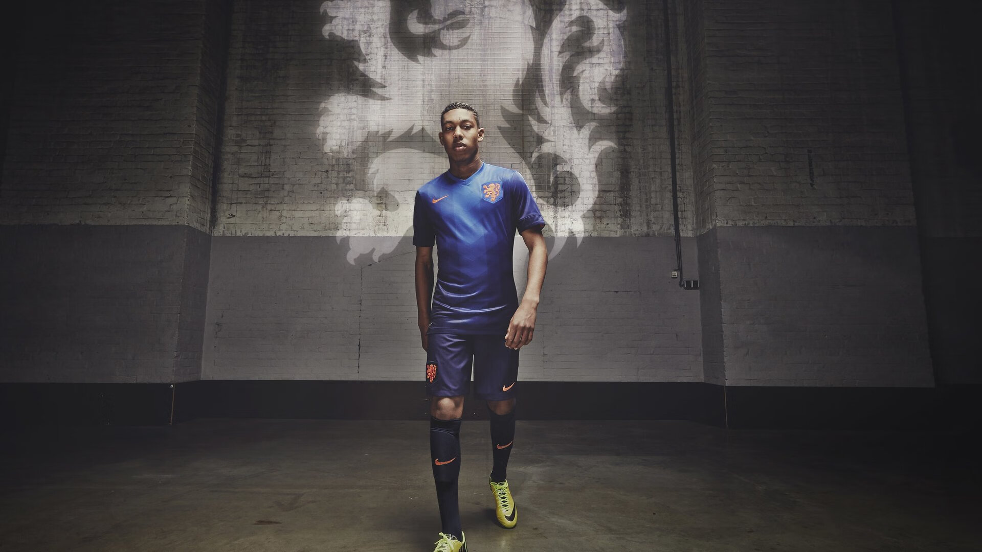 德布劳内进攻端无人可挡，尤文封锁阿尔及利亚，现代足球战术的两种极致