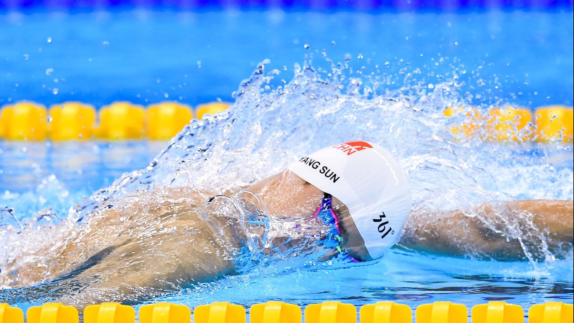 街道狂飙与北欧寒流，当F1引擎轰鸣遇上挪威淘汰英格兰的体育史诗