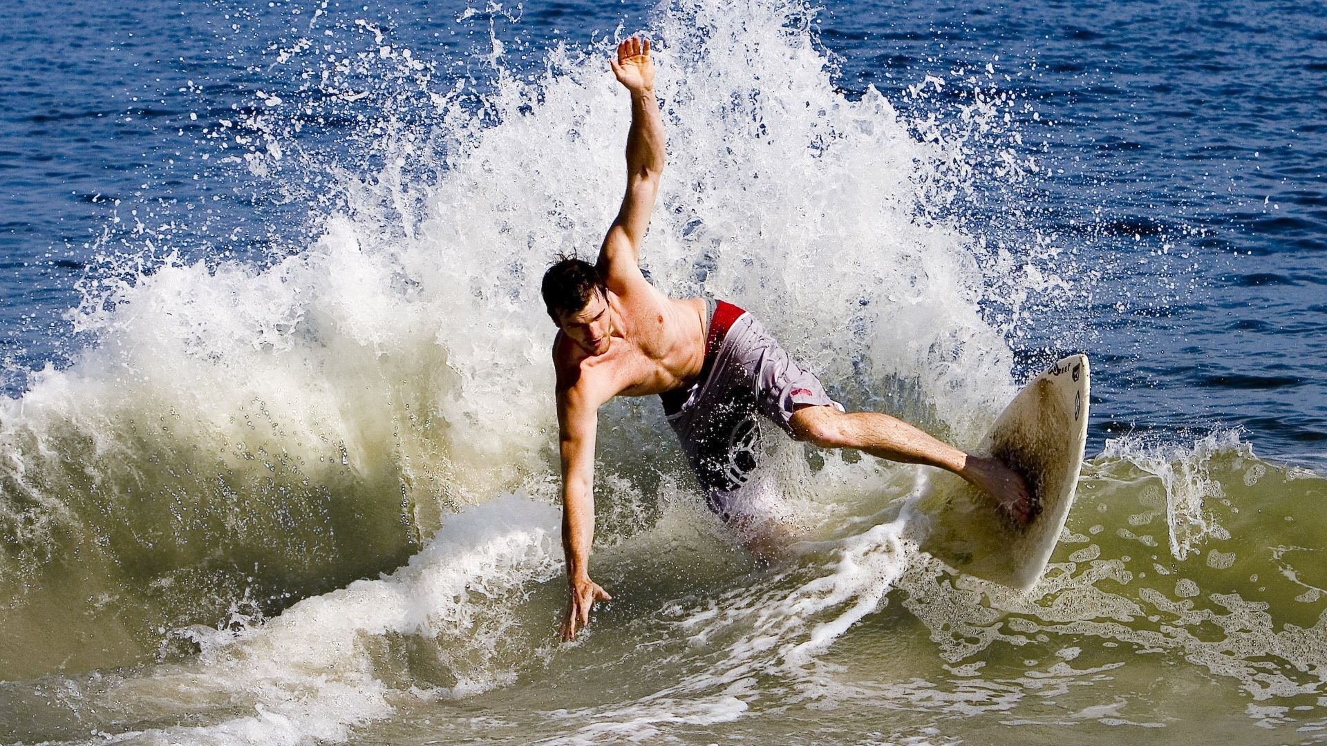 孤锋破晓,本泽马扛鼎之夜与乌拉圭式鏖战的足球启示